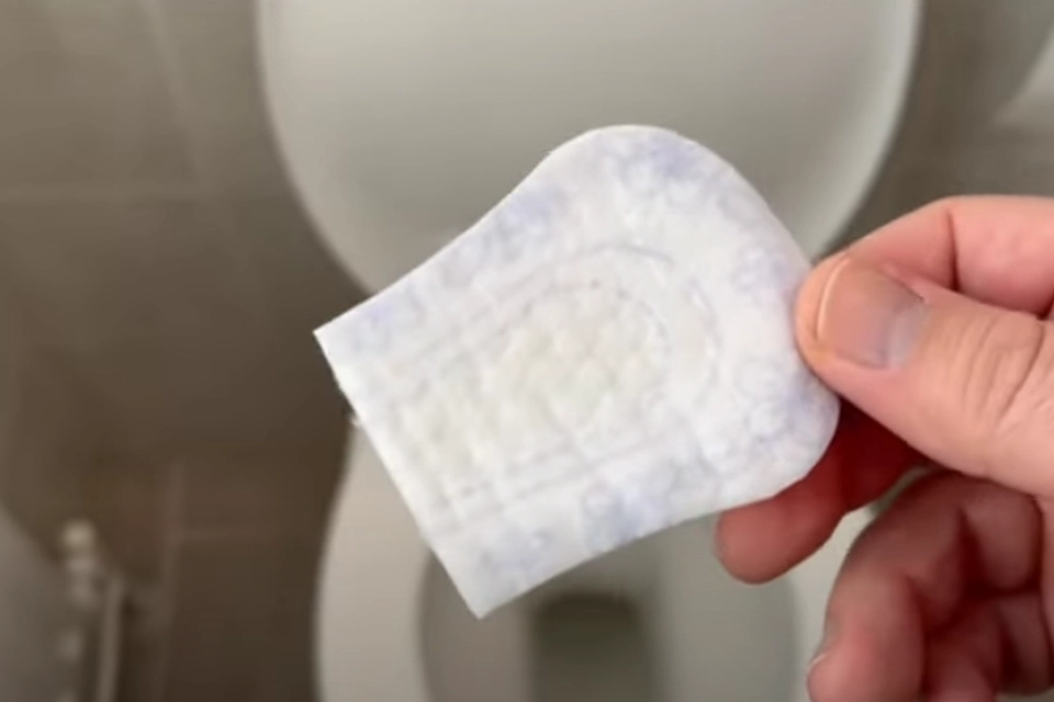 Han sætter et halvt bind fast under toilettet: Så sker magien, der vil efterlade dig måbende