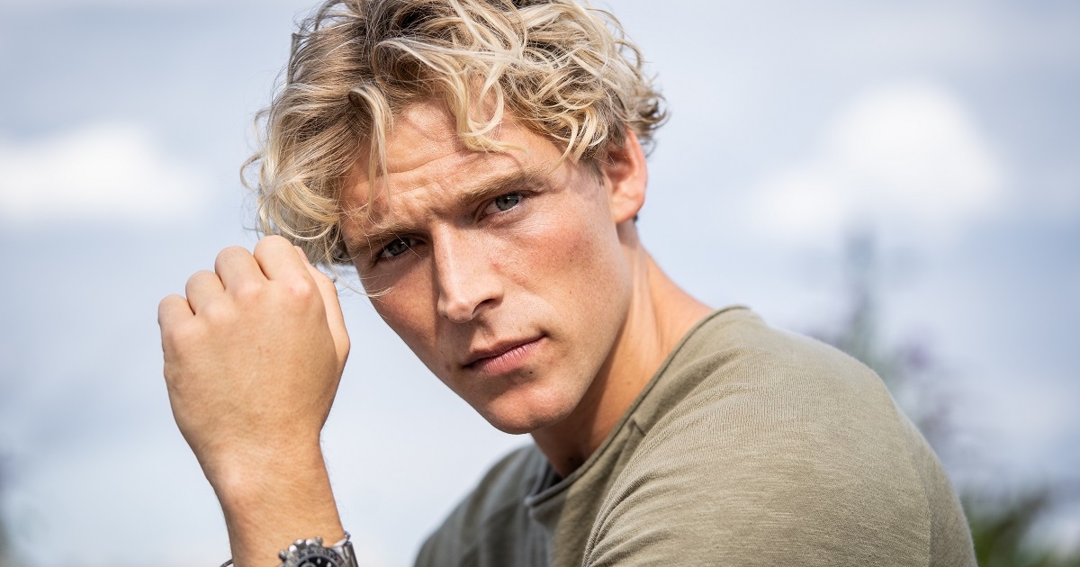 Se billedet: Christopher smider trøjen og viser sixpacken frem