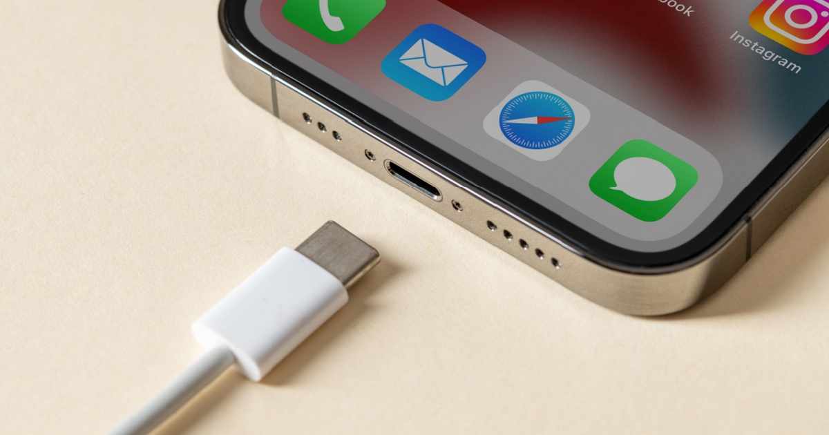 Derfor bør du ikke lade opladeren sidde i telefonen, når batteriet