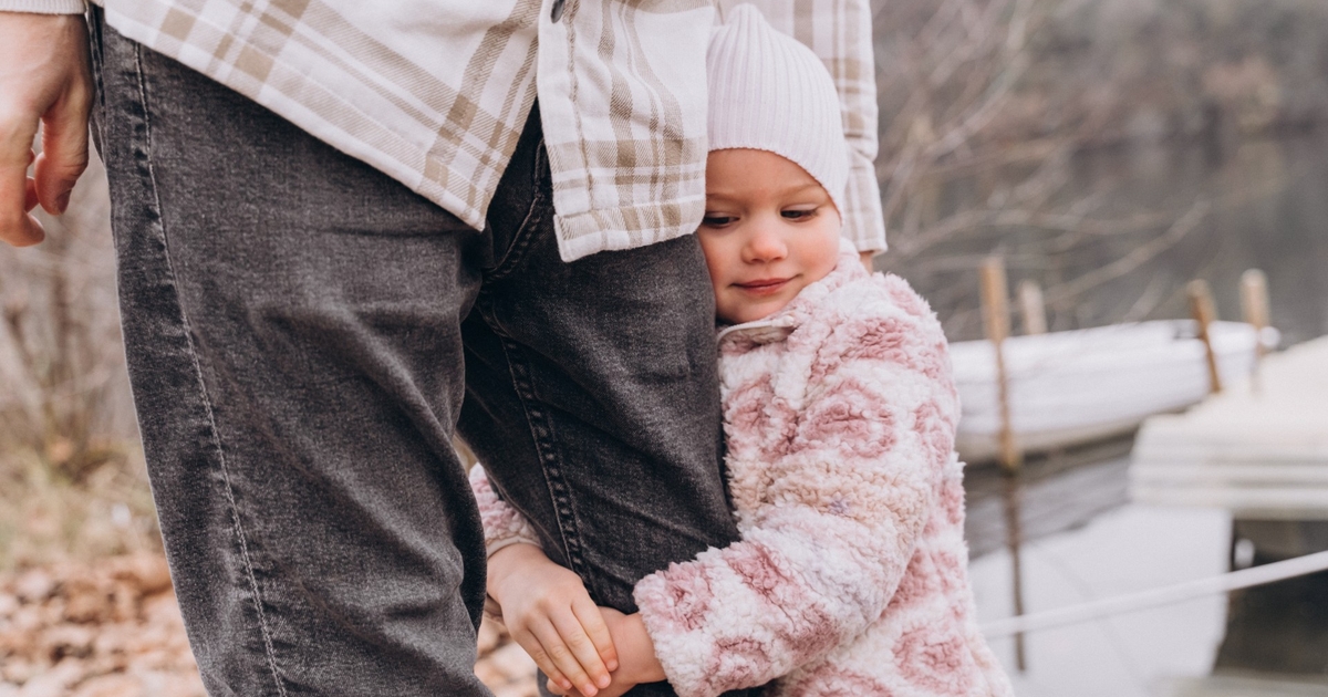 Christopher sitter ved frokostbordet med datteren: Nå smelter hele